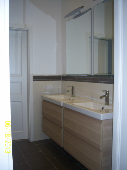 Blick ins Bad mit den 2 Waschbecken
