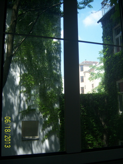 Blick aus dem Vorzimmer in den Innenhof