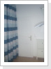 Vorzimmer Tür ins Bad und Vorhang vor verbauter Nische Vorzimmer Tür ins Bad und Vorhang vor verbauter Nische