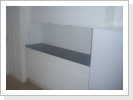 Küchenzeile rechts mit Stauraum und Standkühlschrank Küchenzeile rechts mit Stauraum und Standkühlschrank