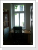 Wohnraum 3 Blick auf den Schreibitsch und das Hoffenster Wohnraum 3 Blick auf den Schreibitsch und das Hoffenster